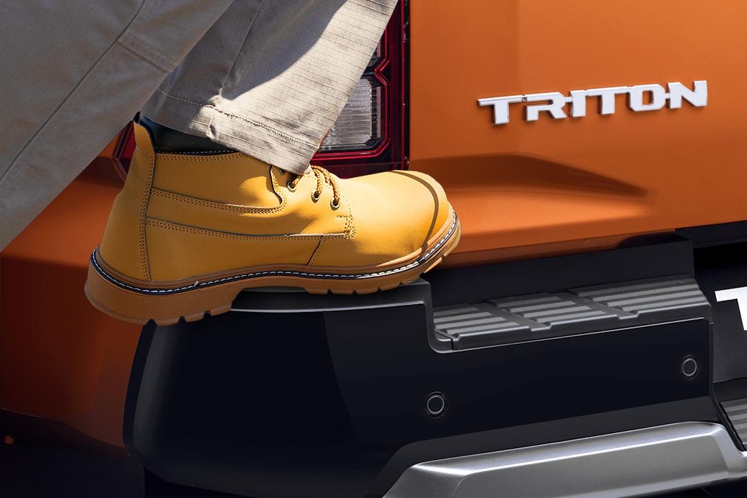 Bệ bước chân thùng xe