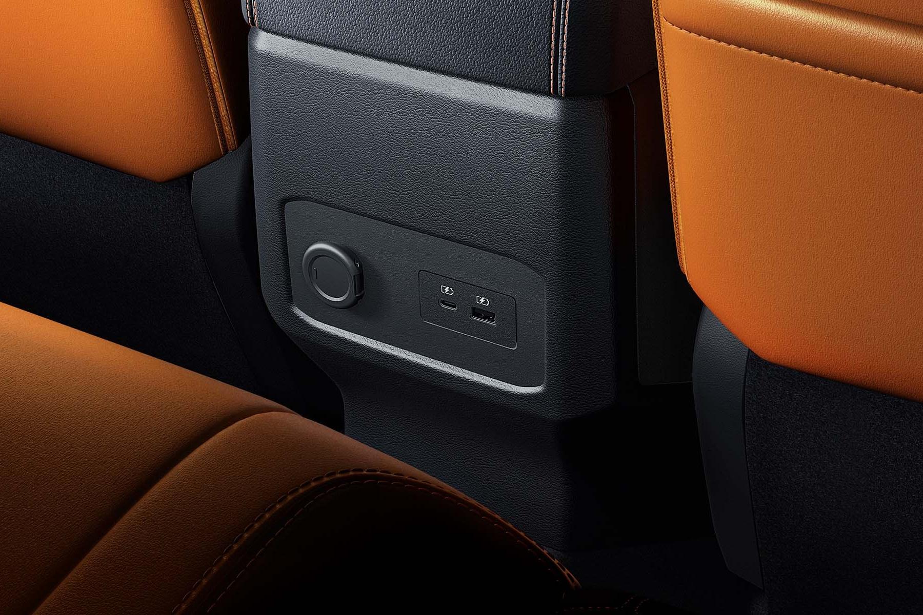 Cổng sạc hàng ghế sau